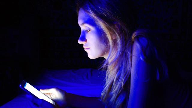 Μπλε φως: Πώς επηρεάζει τα μάτια μας