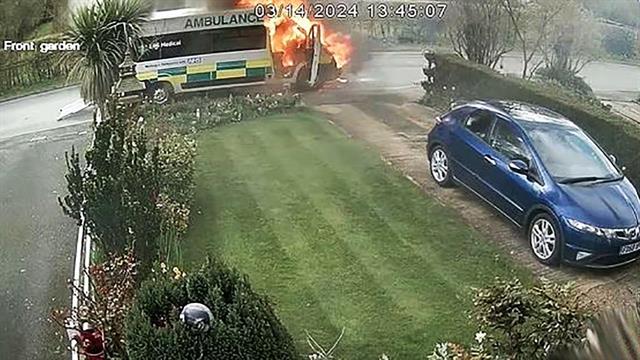 Ηνωμένο Βασίλειο: Εξερράγη ασθενοφόρο, λίγο αφότου αποβίβασε 91χρονη ασθενή [βίντεο]