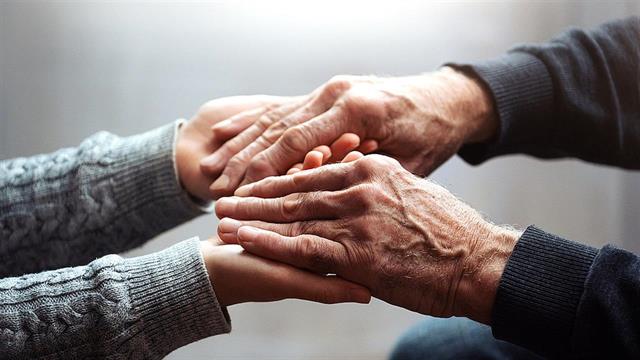 Οι γυναίκες αισθάνονται ότι γερνούν πιο αργά από τους άνδρες [μελέτη]