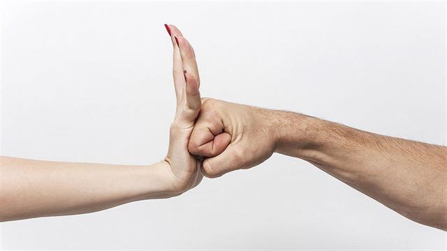 Εγκρίθηκαν οι πρώτοι κανόνες της ΕΕ ενάντια στη βία κατά των γυναικών