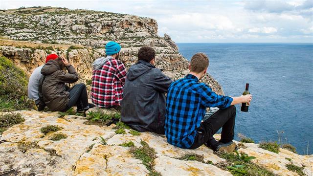 Ο ΠΟΥ κρούει τον κώδωνα του κινδύνου για την κατανάλωση αλκοόλ και καπνού από τους νέους