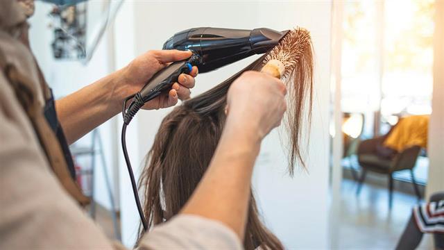 Πώς ο κομμωτής μπορεί να εντοπίσει ασθένειες των μαλλιών και του δέρματος