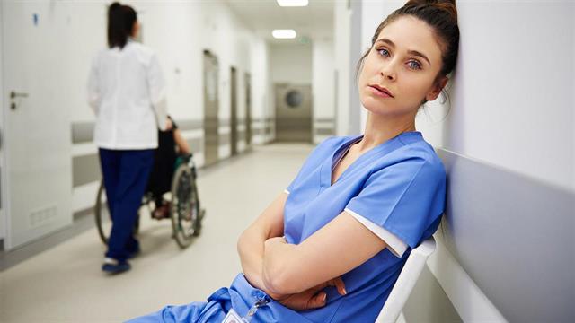 Ολο και λιγότεροι νέοι θέλουν να γίνουν νοσηλευτές - Τι δείχνουν τα στοιχεία του ΟΟΣΑ