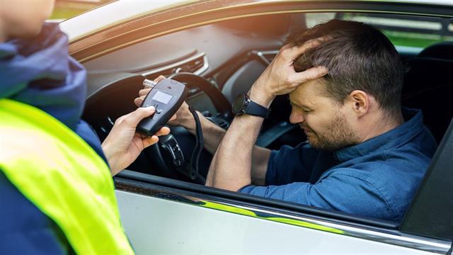 Ενας στους δύο Έλληνες έχουν οδηγήσει μεθυσμένοι