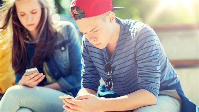 Ο εθισμός στο διαδίκτυο επηρεάζει τη συμπεριφορά και την ανάπτυξη των εφήβων [μελέτη]