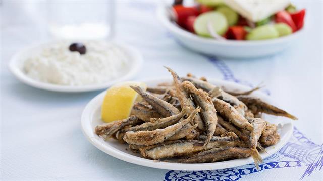 Κατανάλωση ολόκληρων μικρών ψαριών συνδέεται με περισσότερα χρόνια ζωής στις γυναίκες [μελέτη]