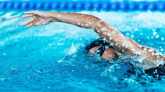 Γιατί πονά ο αγκώνας μου όταν κολυμπώ