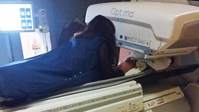 Ακτινολόγος μπήκε στον τομογράφο με εγκαταλειμμένο βρέφος