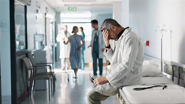 Στο κόκκινο οι επαγγελματίες Υγείας που αντιμετωπίζουν τον καρκίνο