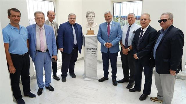 Αποκάλυψη προτομής Ιπποκράτη στο Παγκόσμιο Ιπποκράτειο Ινστιτούτο Ιατρών