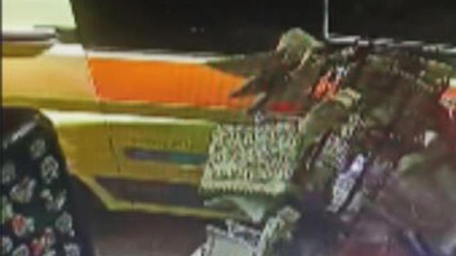 Σκιάθος: Ασθενοφόρο παρέσυρε δύο γυναίκες με τον καθρέφτη [video]