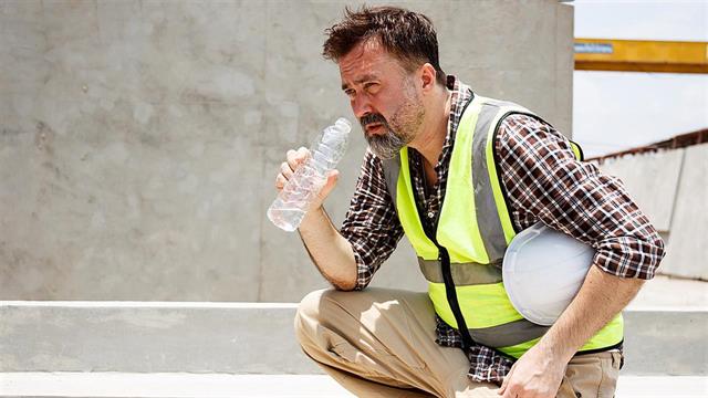 Eργασία σε εξωτερικό χώρο κατά τη διάρκεια του καύσωνα: Συνήθη λάθη