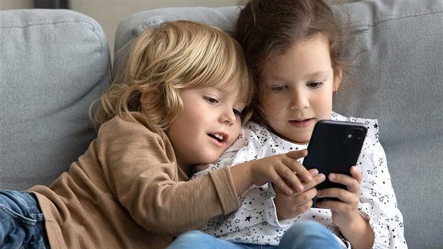 Οθόνες και παιδιά: Περιορισμός σε 3 ώρες την εβδομάδα ενισχύει γρήγορα την ψυχική τους υγεία [μελέτη]