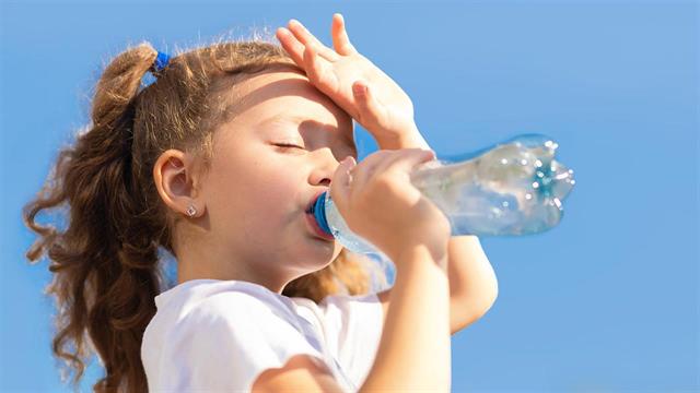 UNICEF: Απειλητικός ο καύσωνας και για τα παιδιά