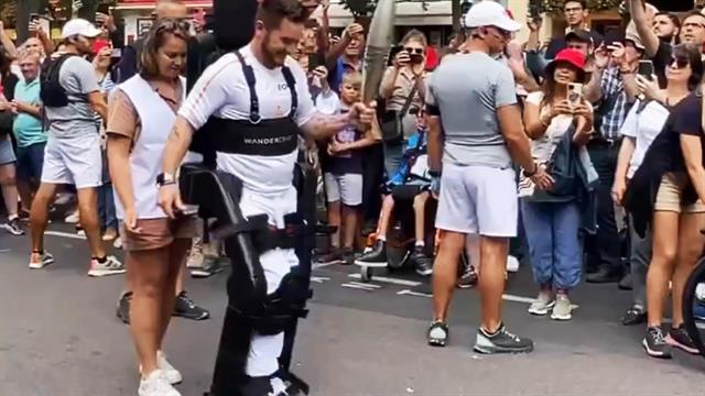 Παραπληγικός μεταφέρει την ολυμπιακή φλόγα στη Γαλλία με εξωσκελετό [βίντεο]