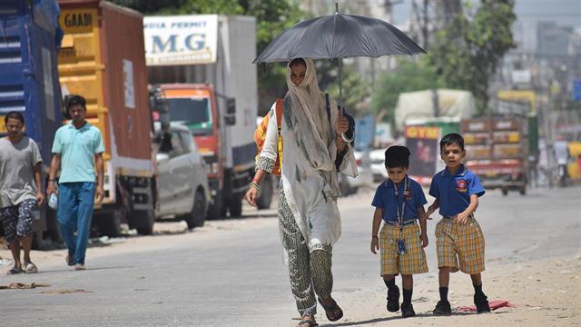 Τα παιδιά βιώνουν διπλάσιες ζεστές ημέρες από τους παππούδες και τις γιαγιάδες τους