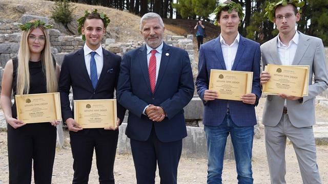 Τελετή ορκωμοσίας αριστούχων ιατρών στον όρκο του Ιπποκράτη στο Ασκληπιείο της Κω