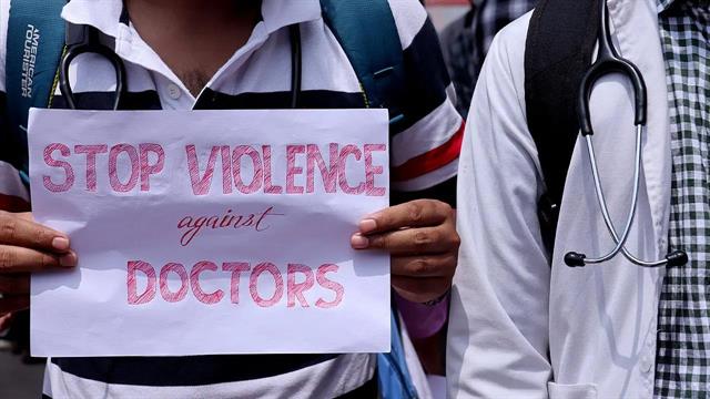 Aυστρία: Πάνω από το 1/3 των γιατρών στην Βιέννη υφίσταται καθημερινά βία στα νοσοκομεία και τα ιατρεία