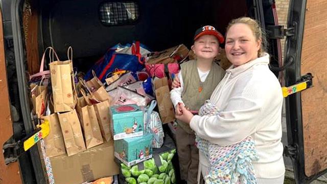 Τετράχρονο αγοράκι με λευχαιμία μοιράζει δώρα σε παιδιά που νοσηλεύονται