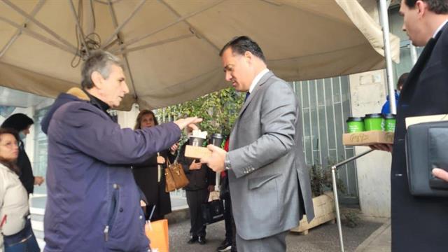 Άφησαν κλειστό το φαρμακείο του ΕΟΠΥΥ στην Αλεξάνδρας - Οι ασθενείς περίμεναν απ έξω