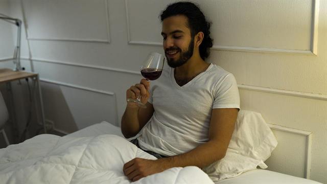Αλκοόλ: Πώς δεν θα επηρεάσει τον ύπνο μου