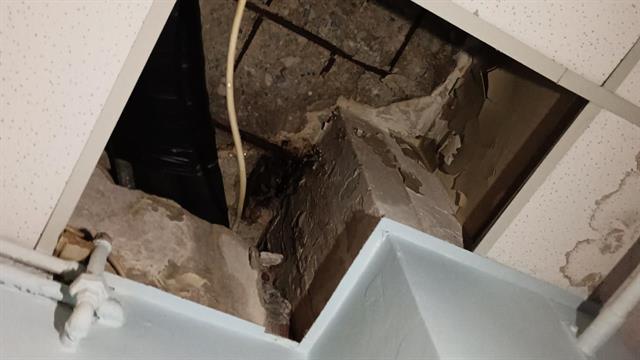 Πτώση γυψοσανίδας και διαρροή νερού στην Παιδιατρική του Ιπποκράτειου Θεσσαλονίκης [εικόνες]