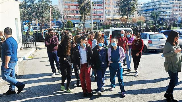 Θεσσαλονίκη: Παράσταση διαμαρτυρίας στο Ιπποκράτειο για την πρώτη ψευδοροφής