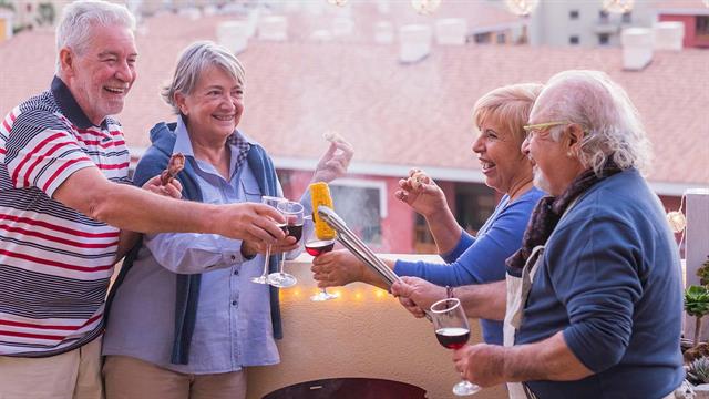 Κουλουράκια της γιαγιάς και μπάρμπεκιου: Οι τροφές που νοσταλγούν ηλικιωμένοι [μελέτη]