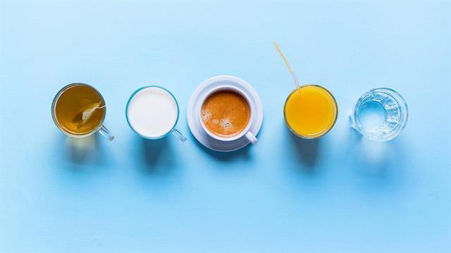 Νερό, καφές και τσάι: Πώς συνδέονται με τις καρδιαγγειακές νόσους [μελέτη]
