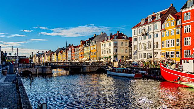 Νόμο που απαγορεύει τα κινητά στα σχολεία προωθεί η Κοπεγχάγη