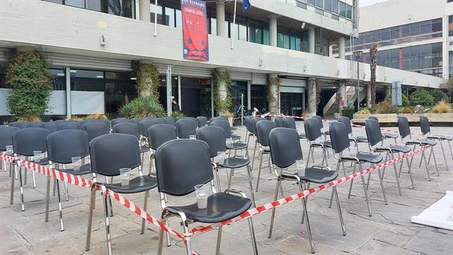 ΑΠΘ: Οι 57 άδειες καρέκλες, το σημείο μηδέν και τα μηνύματα συγγενών των θυμάτων
