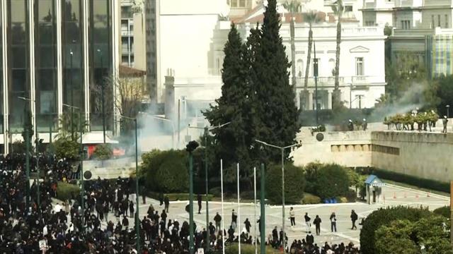 Σύνταγμα: 25 άτομα με λιποθυμικά επεισόδια - 80χρονος στο Ελπίς