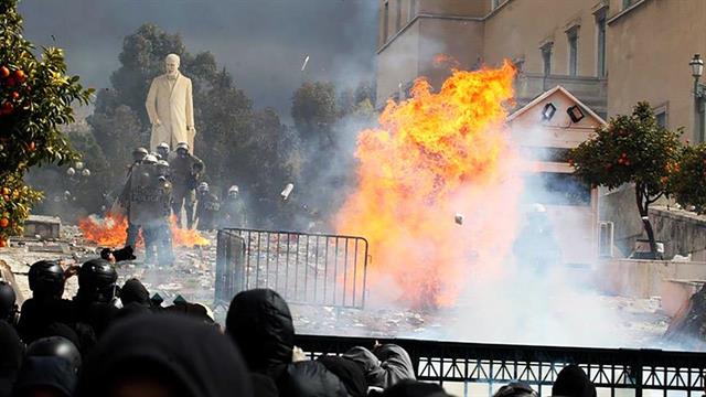34 άτομα σε νοσοκομεία από τα επεισόδια στο Σύνταγμα - 77 επεμβάσεις από μοτοσυκλέτες του ΕΚΑΒ