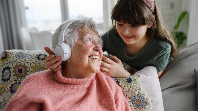 Η μουσική βελτιώνει συμπτώματα κατάθλιψης σε ανθρώπους με άνοια [μελέτη]