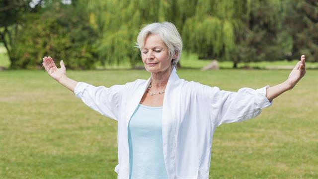 Η άσκηση μειώνει τον κίνδυνο πτώσεων σε ηλικιωμένες που λαμβάνουν πολλά φάρμακα [μελέτη]