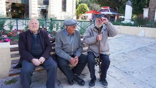 Προσδόκιμο επιβίωσης: Κερδίσαμε έναν χρόνο ζωής - Πόσο ζουν άνδρες και γυναίκες [πίνακας]