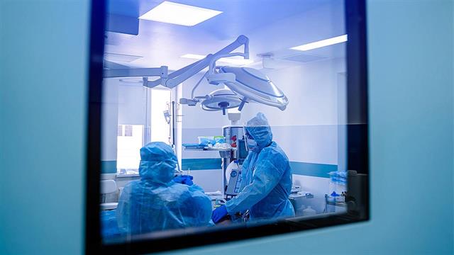 Θεσσαλονίκη: Οι υπουργοί Υγείας και Εξωτερικών της Β. Μακεδονίας στους εγκαυματίες