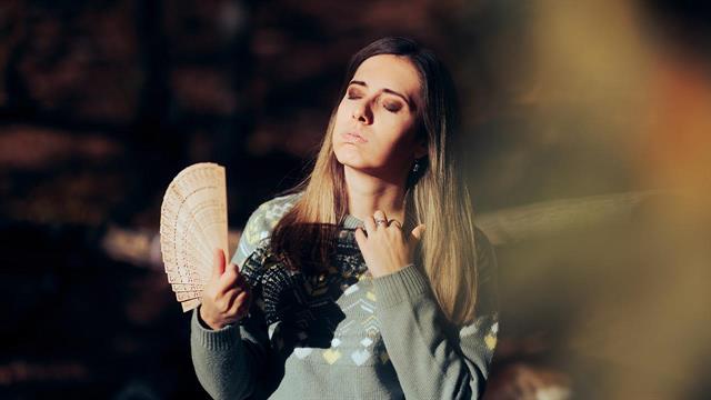 Πρόωρη εμμηνόπαυση και φτωχή υγεία των συνάψεων είναι πιθανό να αυξάνoυν τον κίνδυνο νόσου Alzheimer [μελέτη]