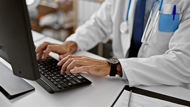 Ε. Περάκης στο iatronet.gr: Συνταγογράφηση για τον ασθενή, όχι για το υπουργείο και τη γραφειοκρατία