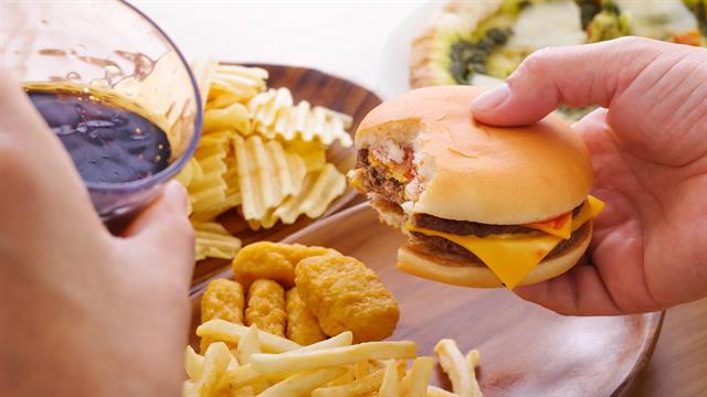 Πώς το junk food υπονομεύει την άμυνα του οργανισμού [μελέτη]