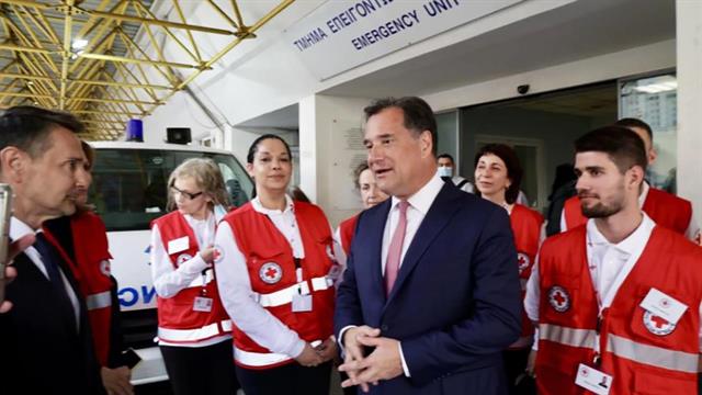 Εθελοντές του Ερυθρού Σταυρού στην εφημερία του νοσοκομείου Ευαγγελισμός - Επίσκεψη Γεωργιάδη