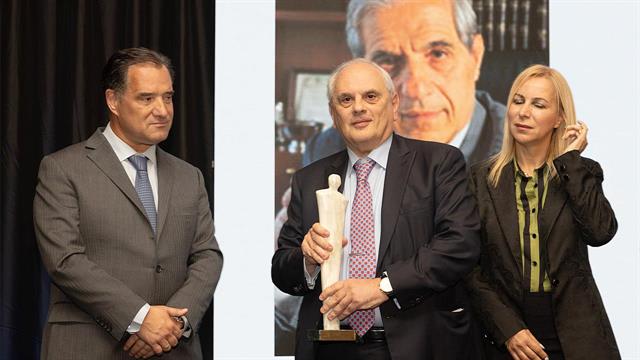 Ο αείμνηστος Παύλος Γιαννακόπουλος τιμήθηκε με το Βραβείο Κορυφαίας Προσωπικότητας στον κλάδο της Ελληνικής Φαρμακοβιομηχανίας