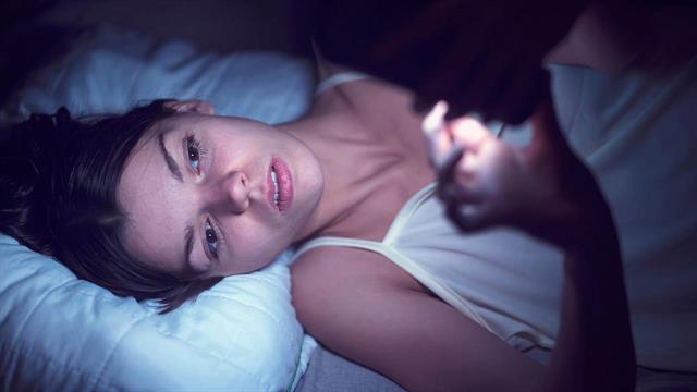 Πολύς χρόνος μπροστά στις οθόνες βλάπτει τον ύπνο και αυξάνει την κατάθλιψη των εφήβων [μελέτη]