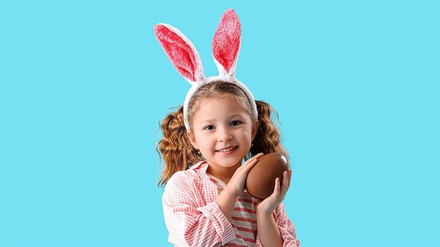 Πασχαλινά σοκολατένια αυγά και παιδιά