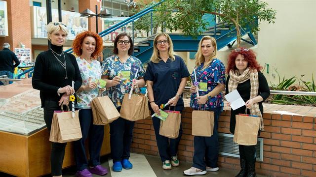 Λαμπάδες και παιχνίδια για τα νοσηλευόμενα παιδιά στο Παπαγεωργίου