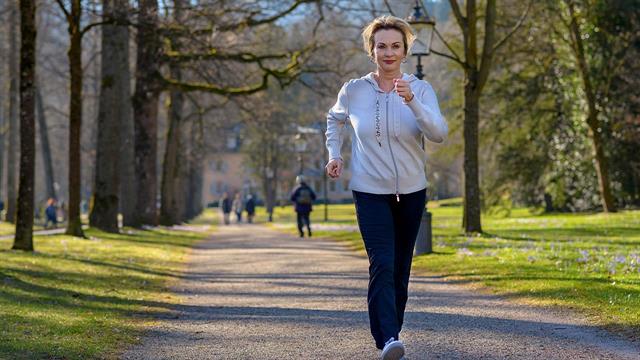 Πώς συνδέεται με τους παλμούς ο ρυθμός βάδισης [μελέτη]