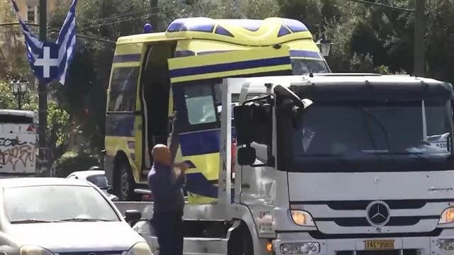 Ασθενοφόρο συγκρούστηκε με ΙΧ και έπεσε σε κολώνα στο κέντρο της Αθήνας - Πέντε τραυματίες