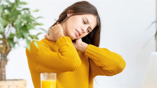 Πολλές ώρες στην καρέκλα αυξάνουν τον κίνδυνο πόνου στον αυχένα [μελέτη]