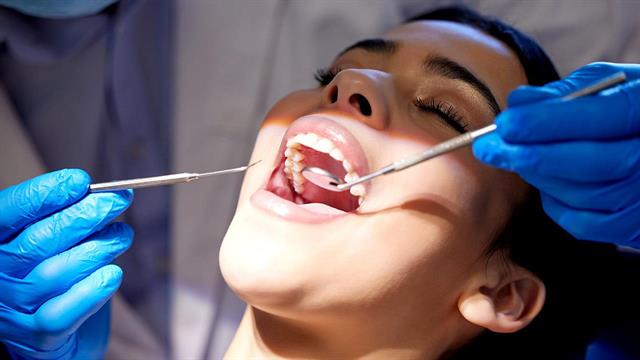 Οι ορμονικές αλλαγές επηρεάζουν τη στοματική υγεία των γυναικών