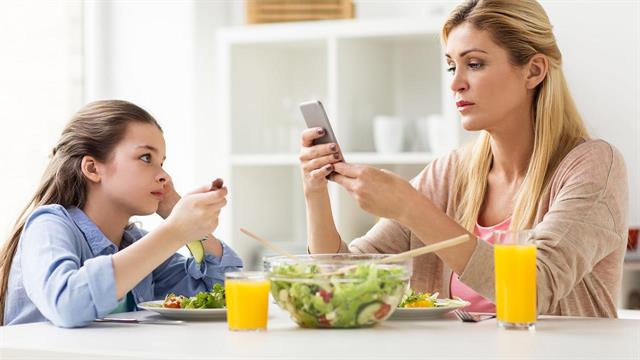 Ποια καθημερινή συνήθεια των γονέων επιβραδύνει την ανάπτυξη του εγκεφάλου του παιδιού [μελέτη]